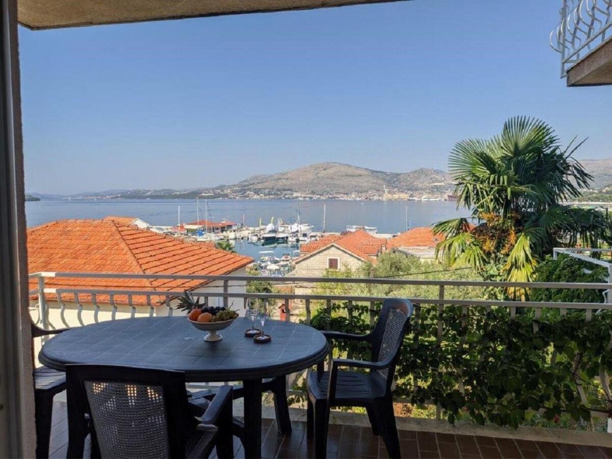 Apartments Biserka - 50 M From Beach Трогір Екстер'єр фото