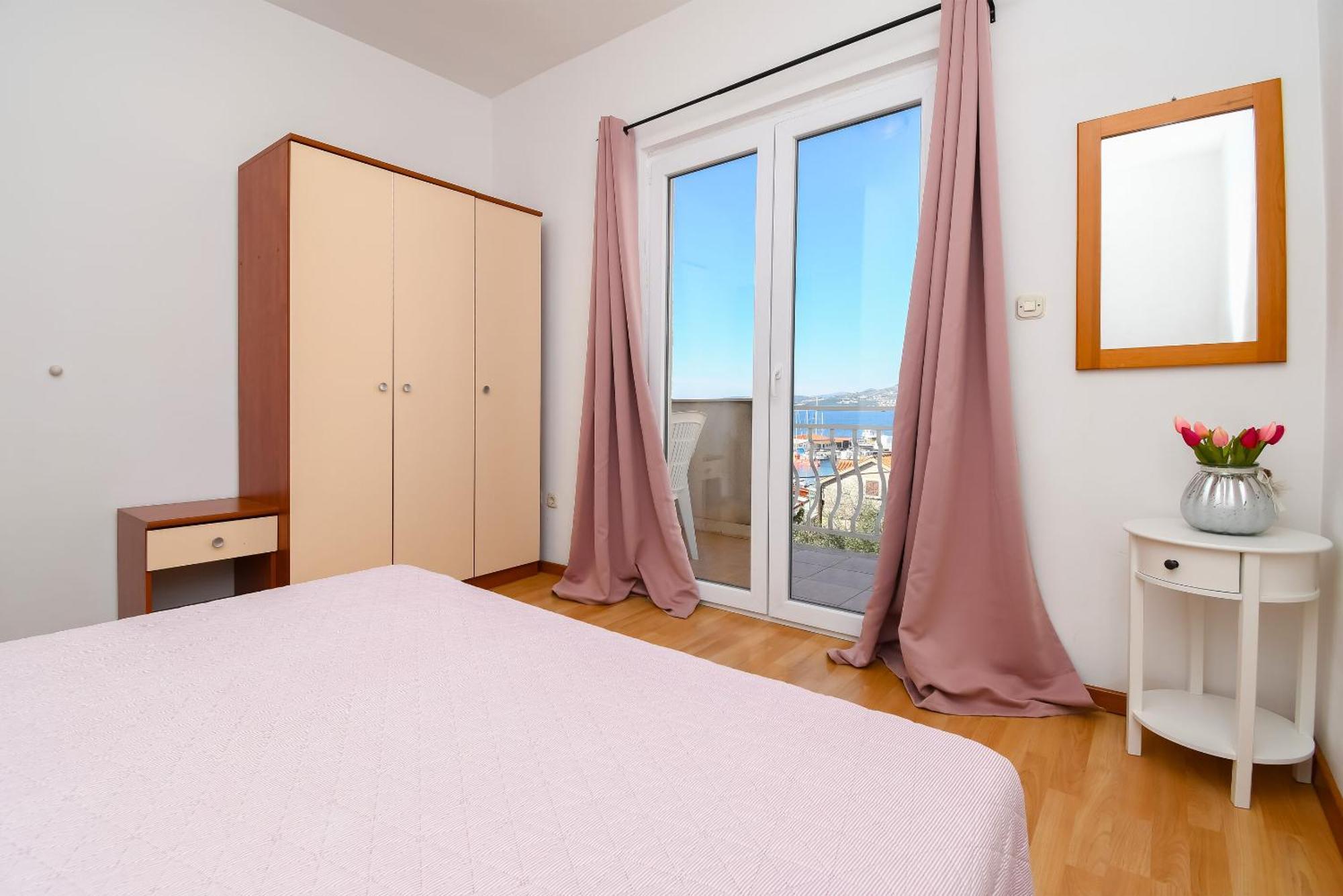 Apartments Biserka - 50 M From Beach Трогір Екстер'єр фото
