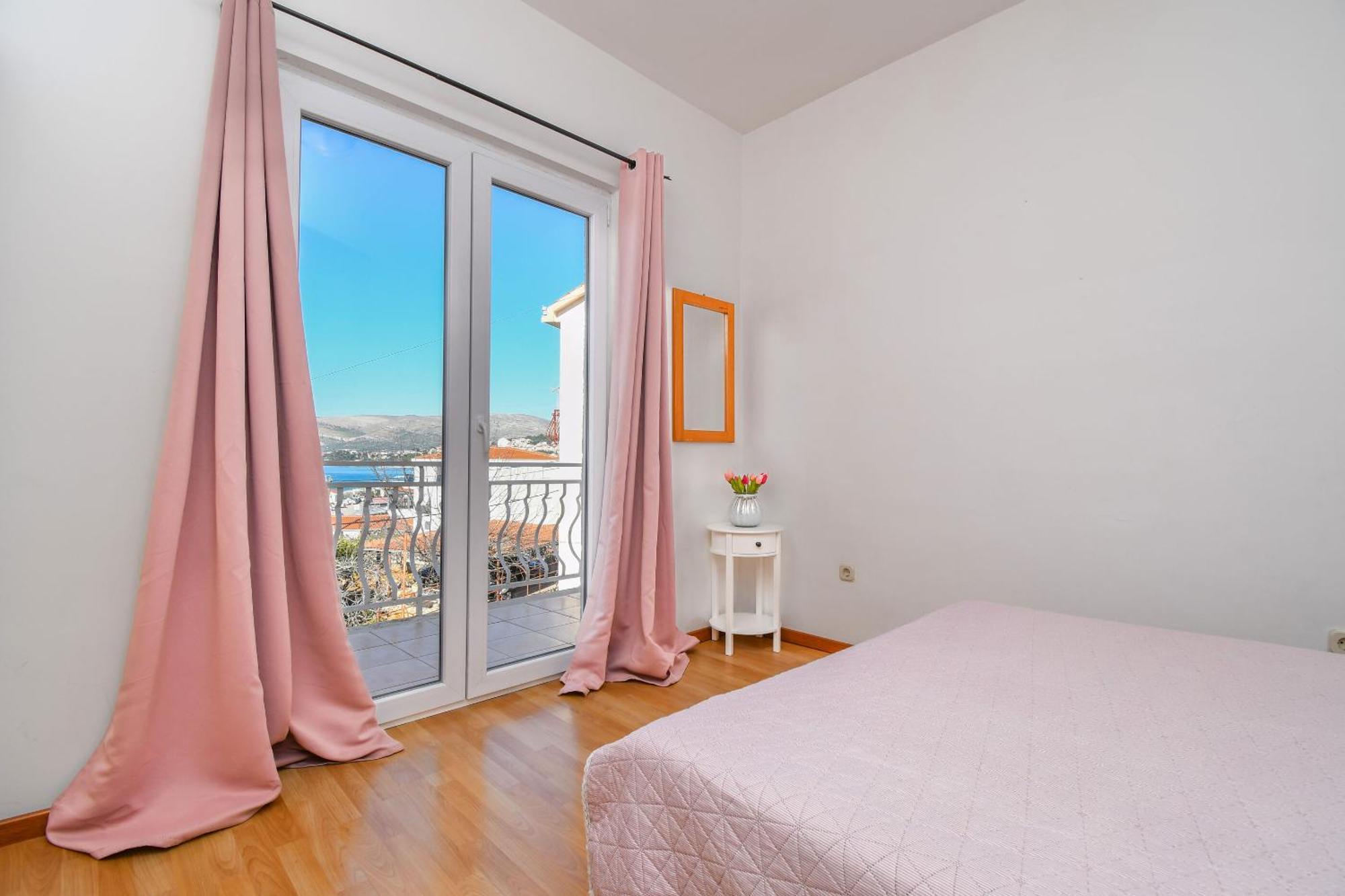 Apartments Biserka - 50 M From Beach Трогір Екстер'єр фото