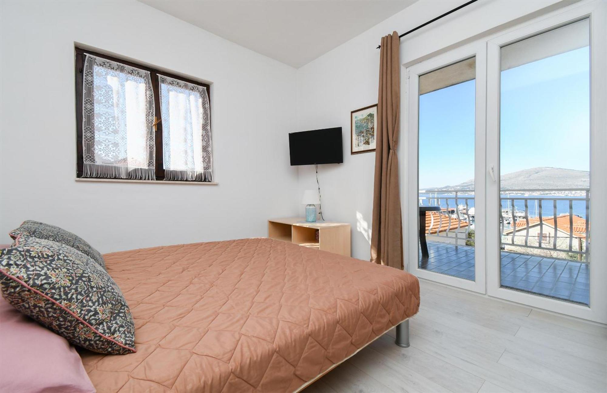 Apartments Biserka - 50 M From Beach Трогір Екстер'єр фото
